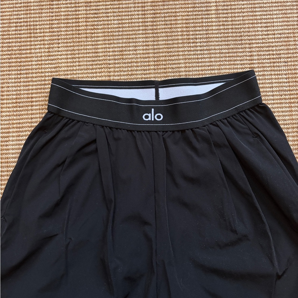 $148 Alo yoga suit up logo pants regular length in black - Picture 3 of 6